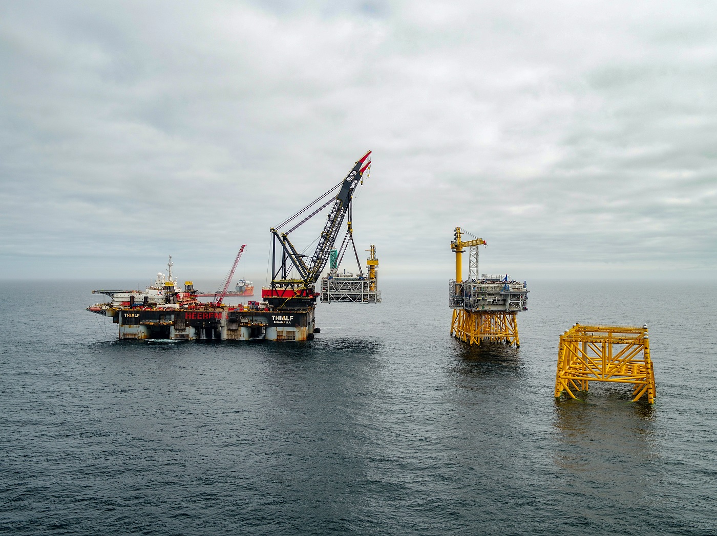 Modulen til stigerørsplattformen på Johan Sverdrup-feltet løftes på plass. Den første av fire plattformer på gigantfeltet ute i Nordsjøen er nå installert