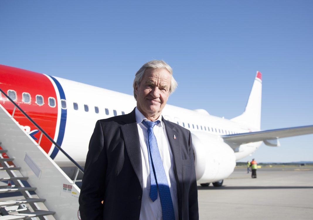 Bjørn Kjos foran Norwegians første Boeing 737 MAX-fly