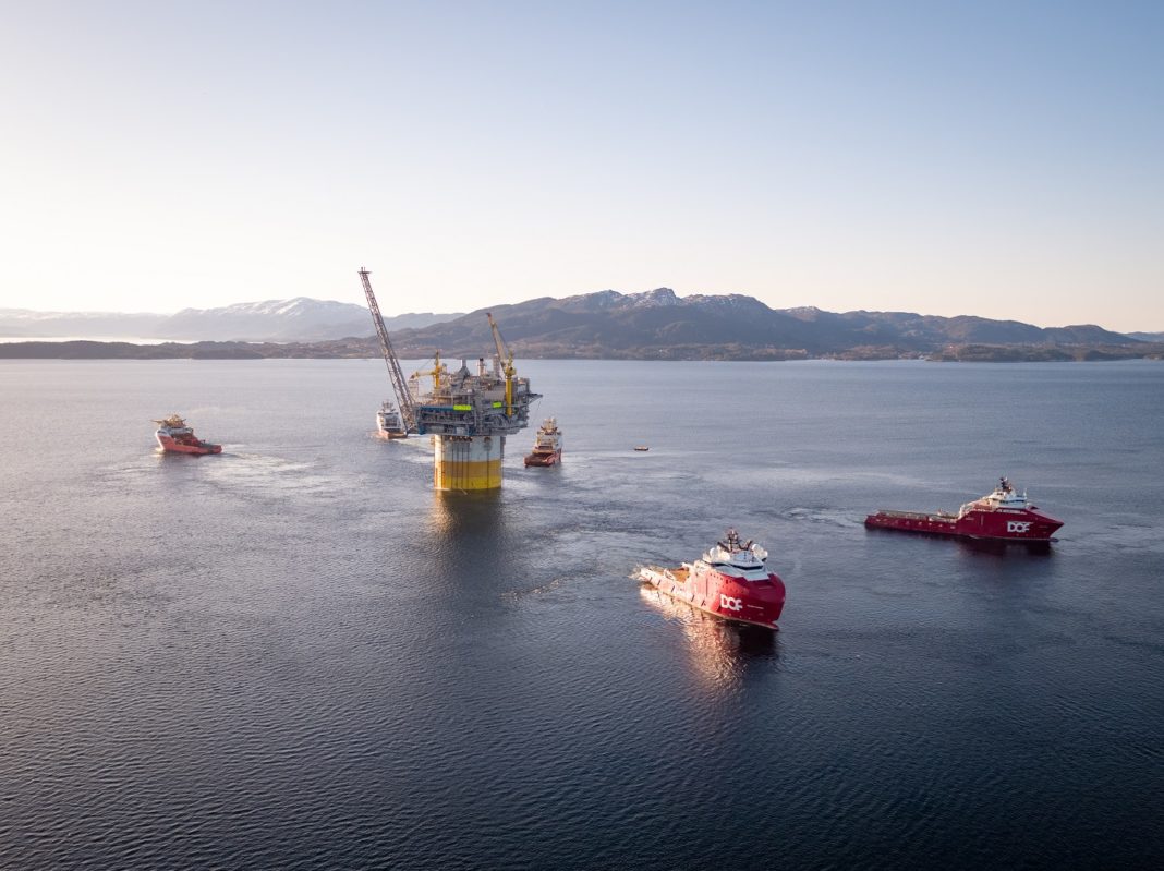 Her taues Aasta Hansteen fra Stord til feltet.