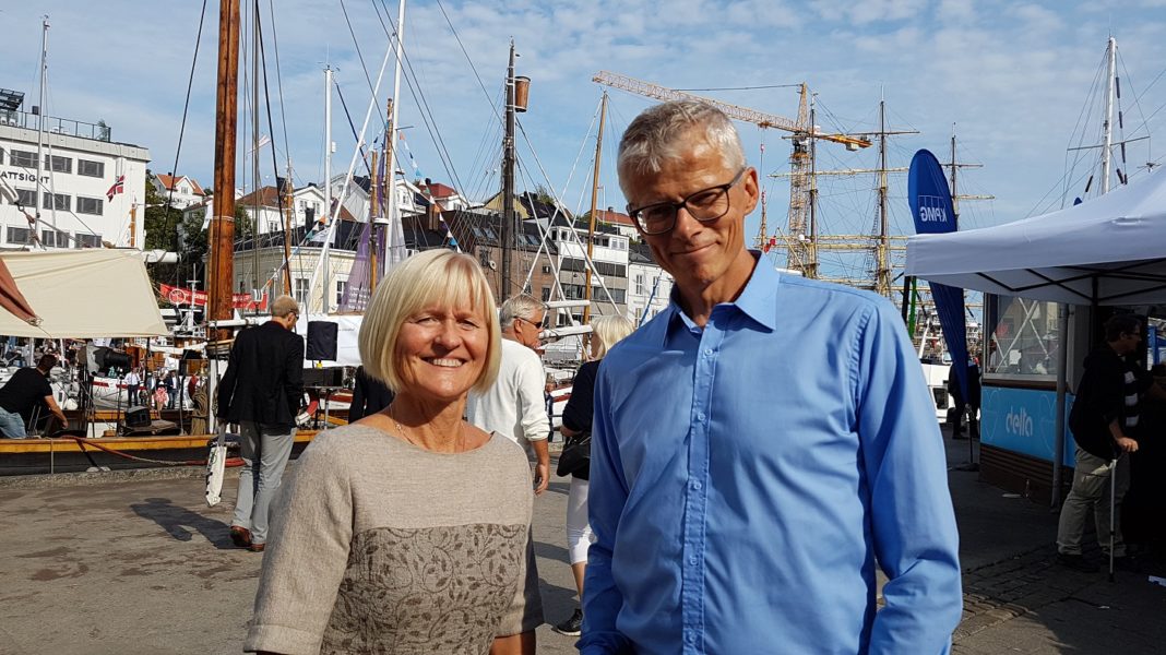Unio-leder Ragnhild Lied og skattedirektør Hans Christian Holte er fornøyde med at stadig færre handler svart.