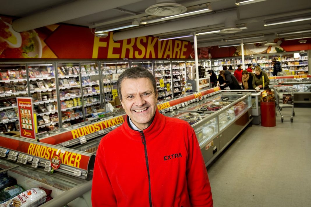 Kjededirektør i Extra, Christian Hoel, forteller at lavpriskjeden har tredoblet salget av fiskeprodukter etter at de kuttet prisen på en rekke fiskeprodukter med opptil 40 prosent.
