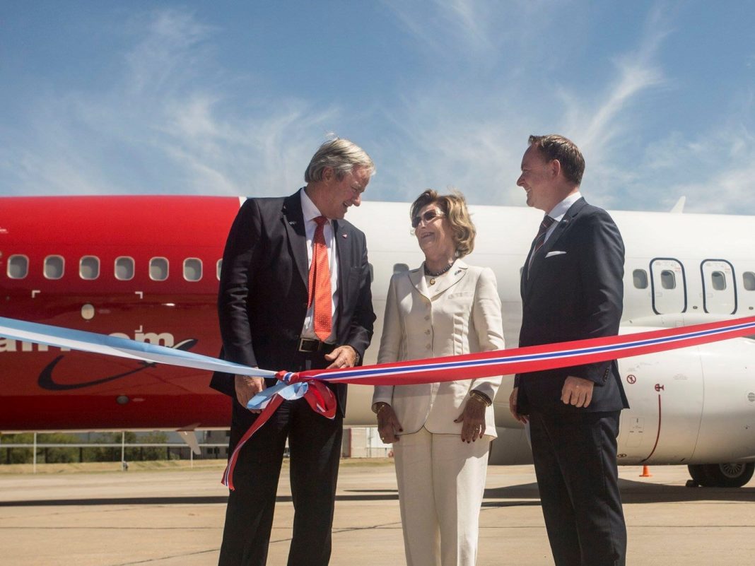 Dronning Sonja er med på markeringen av Norwegians etablering i Argentina.