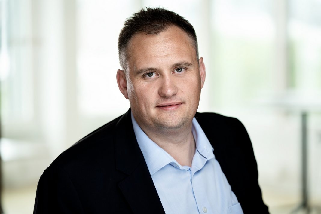 Pandemien har gjort at folk bruker mindre penger, og flere betaler før det blir inkasso. Det har ført til at gruppen med betalingsanmerkninger har blitt mindre. Hittil har mer enn 26 000 personer kommet seg ut av de økonomiske problemene under pandemien, sier analysesjef Magnus Solstad i Kredinor.
