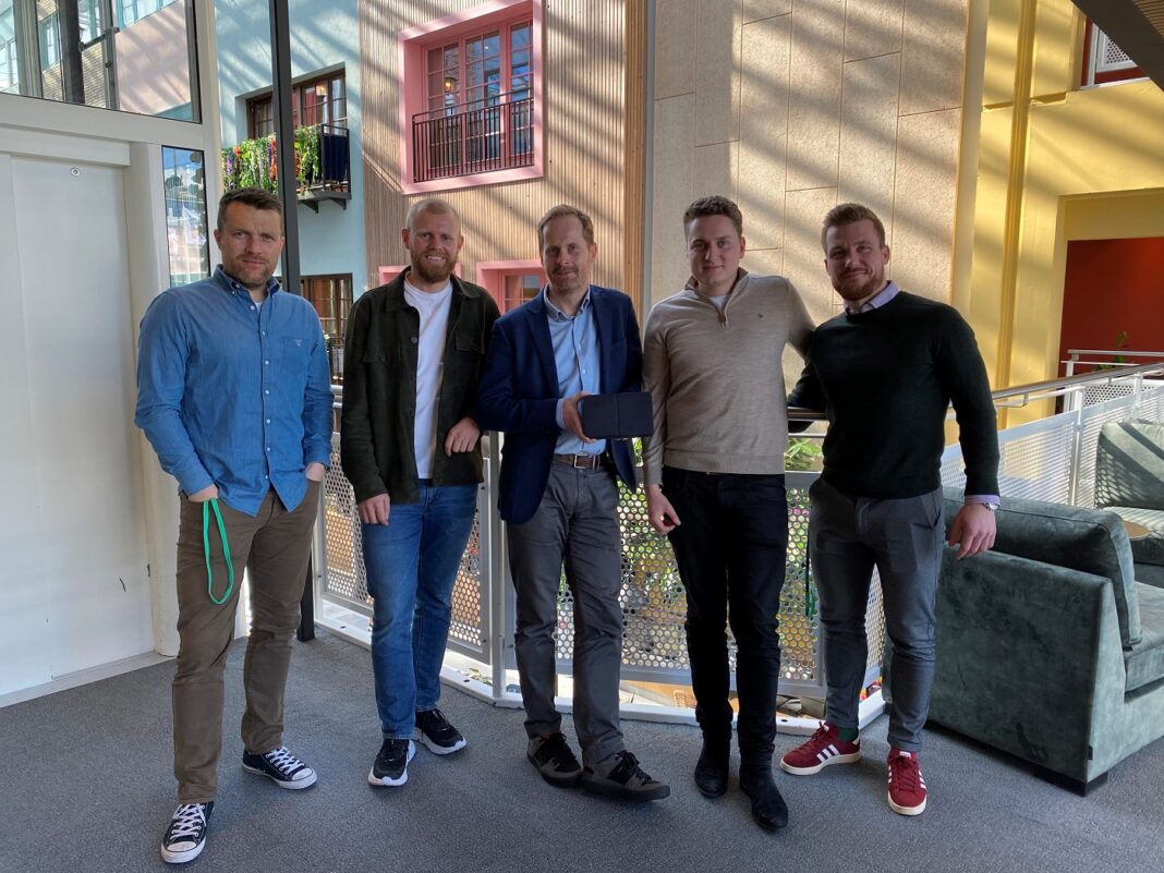 Ledelsen i Amina Ole Martin Dahl, Fredrik Lima, Eirik Jørgensen og Henrik Gjeruldsen sammen med investeringsansvarlig i Nysnø, John Egil Johannessen, plassert i midten