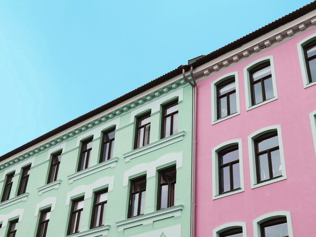 NBBLs Boligmarkedsbarometer faller fra 6,1 i mai til 5,0 i juni. Barometeret fortsetter derfor i en fallende trend som indikerer lavere temperatur i boligmarkedet.