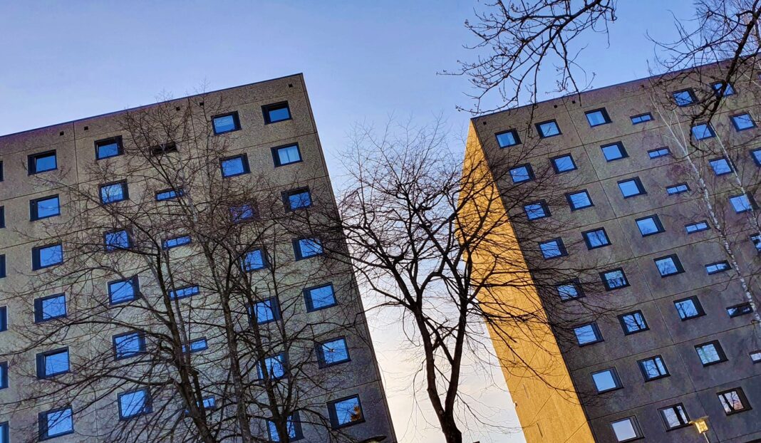 – Forventninger om boligprisfall kan virke dempende på boligetterspørselen. Tror man boligprisene skal falle vil man kanskje utsette boligkjøp, eller utvise forsiktighet i budrundene, sier Hilde Karoline Midsem, sjeføkonom i NBBL.