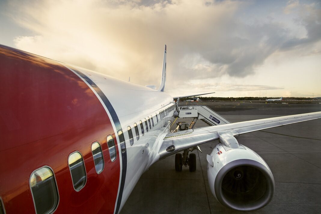 Fly fra Norwegian på en flyplass.