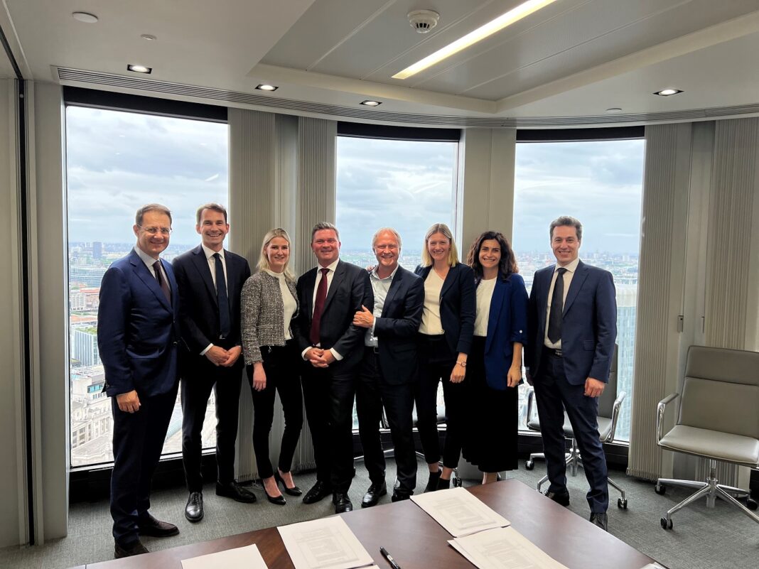 Eni Plenitude og HitecVision styrker sitt strategiske samarbeid innen havvind gjennom utvidelse av Vårgrønn. Fra venstre; Alessandro DellaZoppa (Plenitude), Erlend Basmo Ellingsen (HitecVision), Silje Nilsskog (HitecVision), Olav Hetland (CEO, Vårgrønn), Kjell-Erik Endresen (HitecVision), Sunniva Bjørnstad (HitecVision), Mariangiola Mollicone (Plenitude), Giulio Morandini (Plenitude)