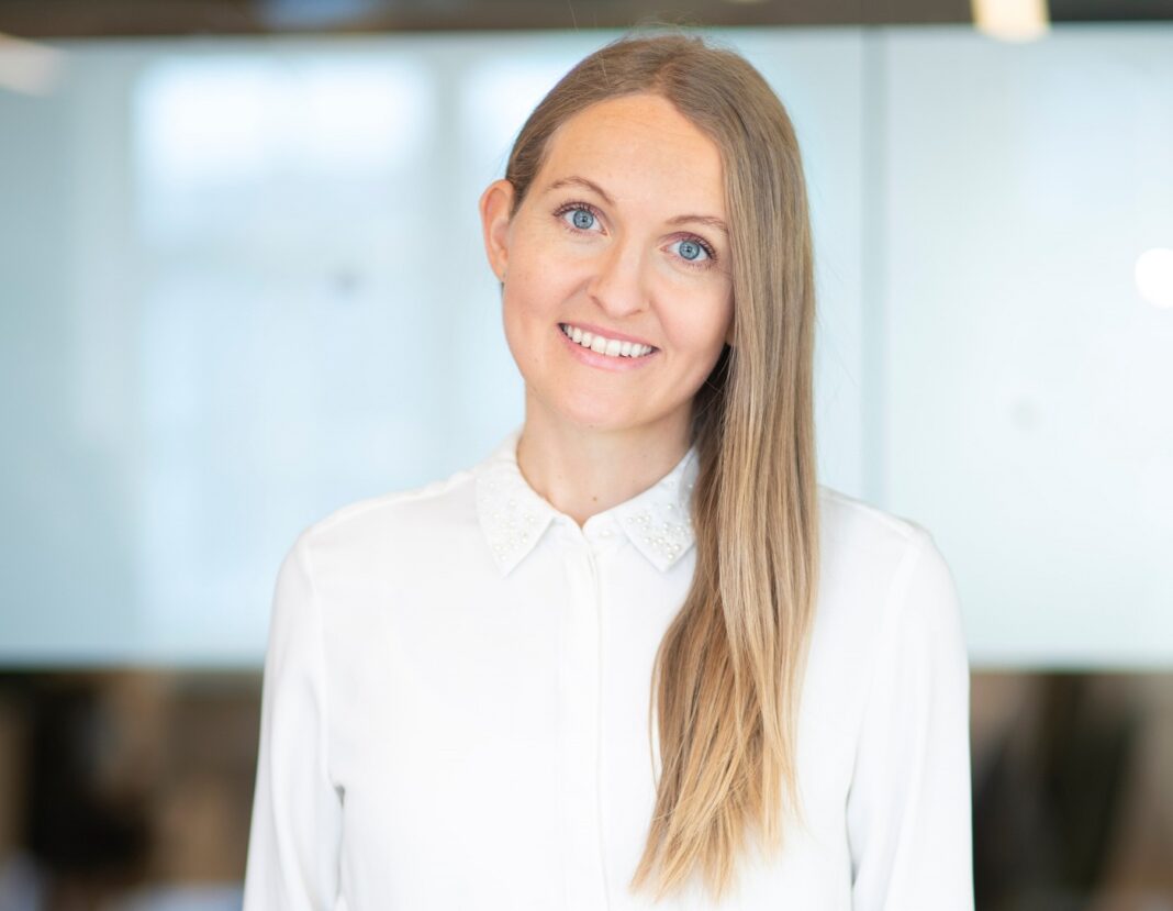 Analytiker Brit Elise Melhus i Dun & Bradstreet tror ikke på noen nedgang i konkursene med det første: – Skal vi se inn i 2023 er optimismen i store deler av næringslivet på et svært lavt nivå. Høyere priser på innsatsfaktorer, økt inflasjon, høyere rente og økte skatter gjør sitt til det. Det reduserer investeringsviljen og vil også medføre flere konkurser framover, sier hun.