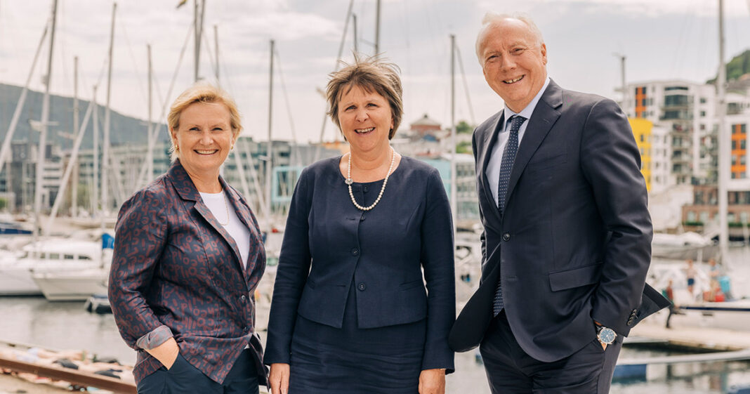 Sopra Steria kjøper Marin IT og blir internasjonal IT-partner til DOF Group og Austevoll Seafood. (f.v.) Britt Kathrine Drivenes, CFO Austevoll Seafood, Hilde Drønen, styreleder i Marin IT og finansdirektør i DOF Group og Kjell Rusti