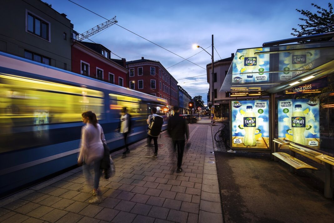 Illustrasjonsfoto av utendørsreklame i kollektivtrafikken i Oslo
