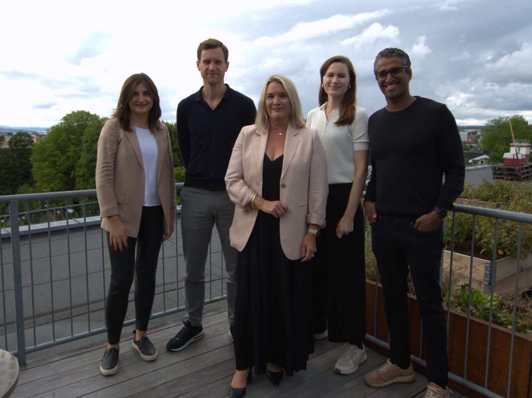 F.v. Codruta Gamulea Berg og Eirik Dahle fra Dovetail, Gry Cecilie Sydhagen, daglig leder i Metizoft og Lene Hodge og Joe Eliston fra Nysnø Klimainvesteringer